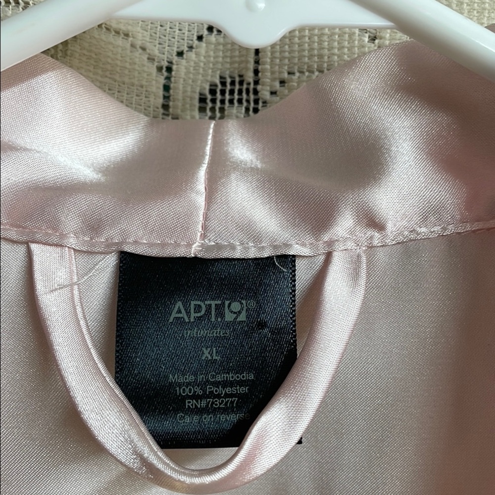 Elegant Pink Satin Robe - Picture 2 of 6